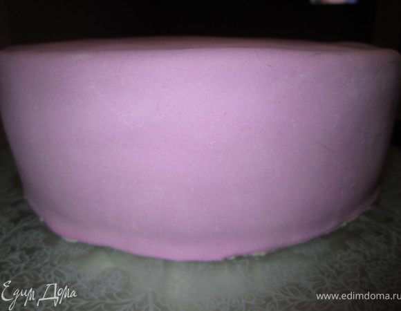 Покрыть масляным кремом, выровнять. Покрыть приготовленной мастикой.