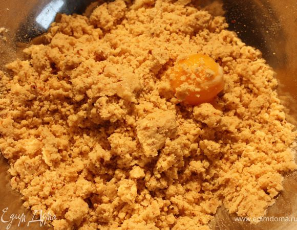 Тесто: миндаль мелко смолоть, добавить сухие продукты и растереть в крошку. Положить желток.