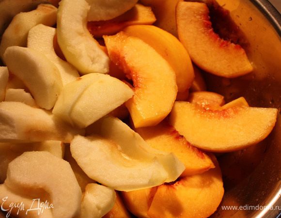 Приготовить начинку. Яблоки и персики очистить от кожуры и зерен. Порезать каждый плод на 6-8 крупных долек. Муку и сахар смешать и аккуратно соединить с фруктами.