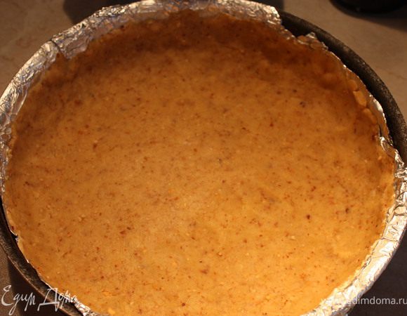 Достать тесто, раскатать, положить в разъемную форму, чтобы получились высокие бортики ( у  меня была только сковорода , поэтому вниз положена фольга, чтобы легко достать готовый пирог). 