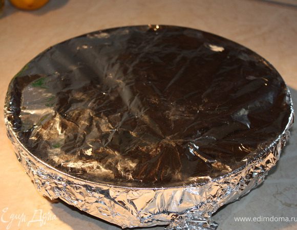 На тесто равномерно выложить фрукты. Плотно накрыть фольгой и поставить в духовку на 40 мин при 180С