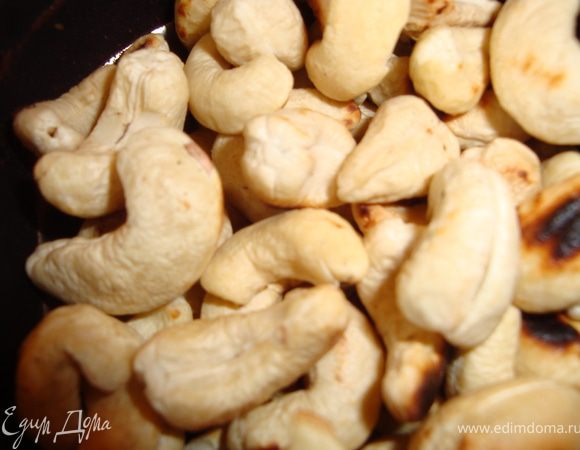 Отмеряем кешью (я взяла 150 гр., так как орехи у меня хранятся в холодильнике и могли немного увлажниться), высыпаем на сухую горячую сковороду и подсушиваем при постоянном помешивании. Затем высыпаем их в другую плоскую посуду и полностью остужаем. Из моих 150 гр. осталось 143.