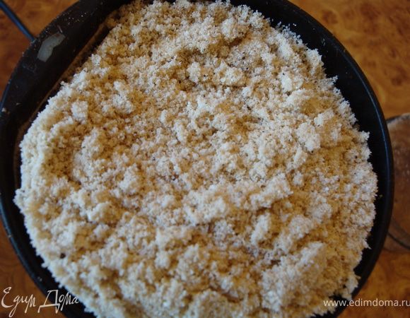 Остывшие орехи помещаем в кофемолку и превращаем в муку.