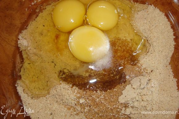 Ореховую муку высыпаем в миску, добавляем 3 яйца, сахар (у меня, как у Симы, коричневый), перемешиваем.