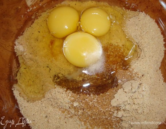 Ореховую муку высыпаем в миску, добавляем 3 яйца, сахар (у меня, как у Симы, коричневый), перемешиваем.