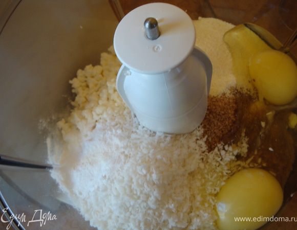 Творог, оставшиеся 2 яйца, сахар, кокосовую стружку, манную крупу, разрыхлитель и сметану смешиваем (я воспользовалась кухонным комбайном). 