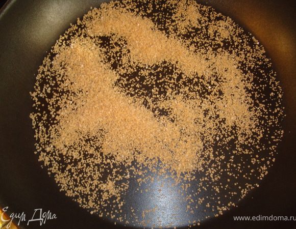 А пока займемся начинкой. Ставим скороводку на огонь и насыпаем немного сахара.