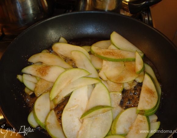 К сахару добавляем груши, немного карамелизируем (до какой степени - решать вам, это уж на любителя), добавляем коньяк. Я коньяк подожгла. На фото не видно, но как красиво горело!