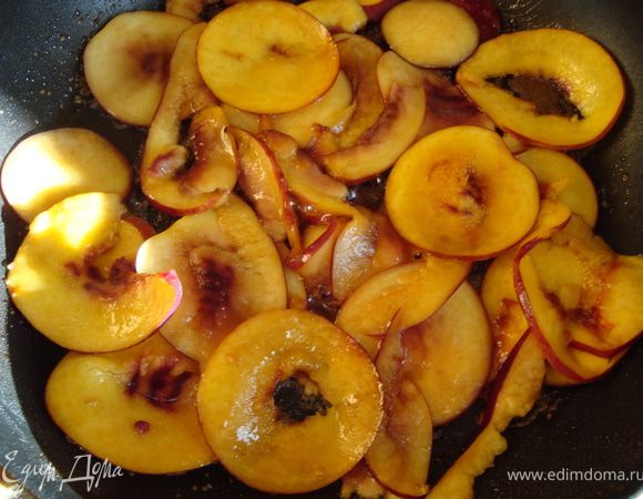 Готовые груши выкладываем на плоское блюдо и то же саме повторяем с нектаринами.