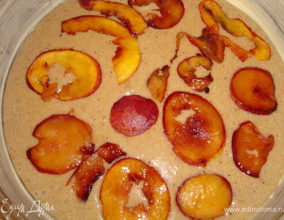 А теперь приступаем к сбору пирога. Не забудем включить духовку - пусть греется.
На дно разъемной формы, предварительно смазанной, выливаем ореховое тесто.
Откладываем несколько красивых пластинок груши и нектарина для украшения.
На тесто выкладываем пластинки нектарина.