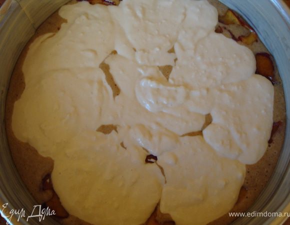 Нектарины накрываем творожно-кокосовым "одеялом" (немного), отступая от краев примерно на 1 - 0,5 см.