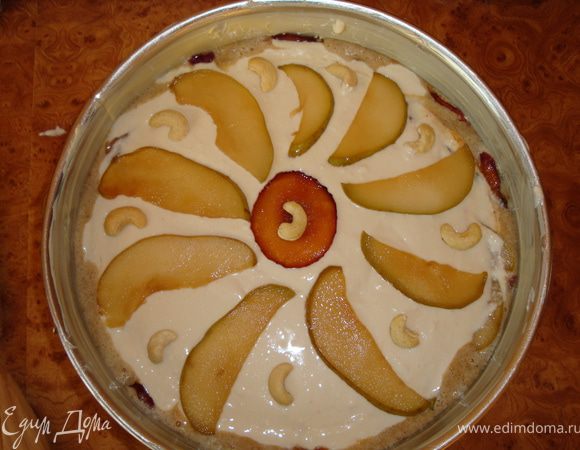 На поверхности красиво раскладываем отложенные пластинки фруктов, я еще украсила целыми орешками кешью.