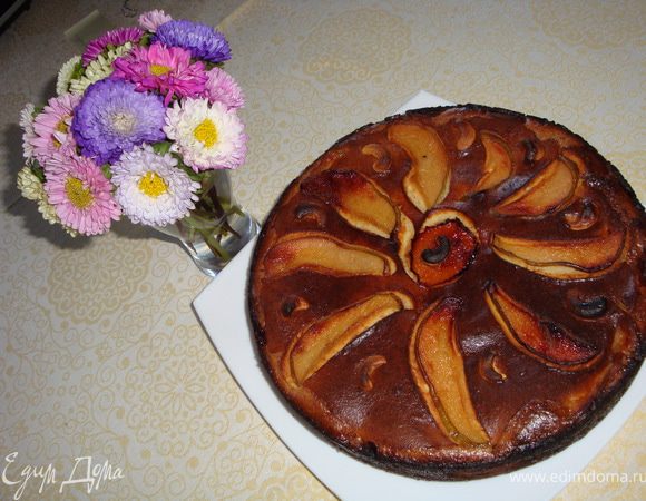 Даем пирогу полностью остыть (я пекла его поздно вечером и оставила до утра). Проводим ножом по краю формы и вынимаем пирог. Наливаем чай-кофе и наслаждаемся!