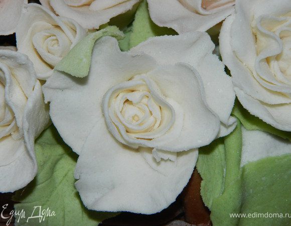 На этот торт мне понадобилась 35 белых больших роз, 3 средних шоколадных, 2 белые маленькие.