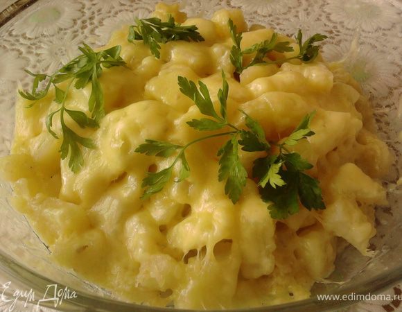 Сыр натереть на крупной тёрке и положить его сверху на картофель. Запечь в духовке в течение 10-15 минут при 180 градусах.