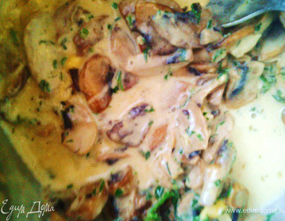 Грибы почистить, помыть, нарезать. Обжарить до розового цвета на сливочном масле, добавить мелко нарезанный лук, еще немного обжарить, посолить, поперчить и поставить тушить на медленном огне до готовности. Добавить сливки и потушить еще 5 минут. Добавить мелко нарезанную зелень. Посыпать тертым сыром и отставить.