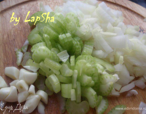 Лук и сельдерей нашинкуем. Зубчики чеснока крупно порежем. 
