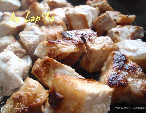 Мясо обжарим до золотистого цвета. Если будет выходить сок, можно сливать его в кастрюльку, в которой потом будем тушить рагу.