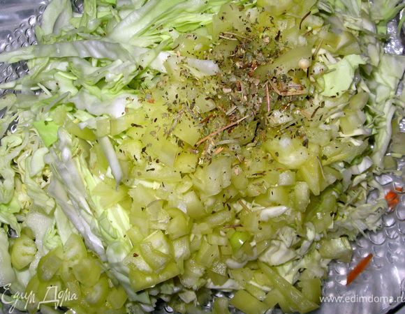 А пока почистите картофель и нарежьте как можно тоньше капусту.
В кипяток опускаем нарезанный маленькими кубиками картофель. Уменьшаем огонь до минимума.
