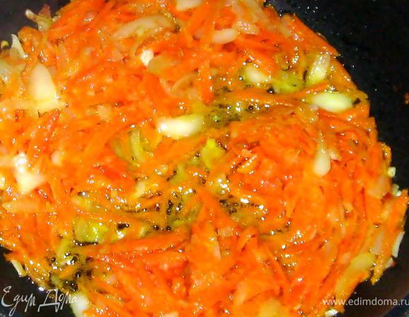 Обжарить на небольшом количестве раст. масла лук, порезанный мелко и морковь, натертую на терке.