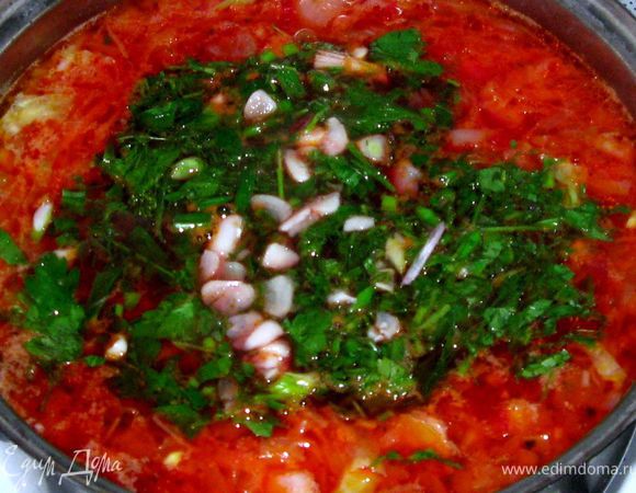 Когда картофель почти готов, добавляем капусту, прованские травы, морковь и лук. 
Доводим до готовности капусты, добавляем свекольную заправку, мелко порезанный
чеснок и зеленый лук. Дать настояться  полчаса
