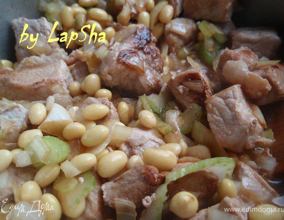 Обжарим нарезанные овощи - лук, сельдерей, чеснок. В кастрюльке соединяем их с мясом и бобами. Добавляем воду 400мл. И ставим на небольшой огонь под закрытой крышкой или прикрытой на 1 час. Периодически проверяем, перемешиваем. 