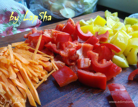 Нарежем перцы и морковь.