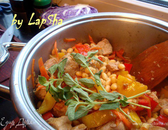 Овощи опустим в рагу, перемешаем, приправим. Добавим ещё 100 мл. воды. Добавим орегано, можно оторвать листики и перемешать в мясо, мне же нравиться положить веточками, а потом их достать.