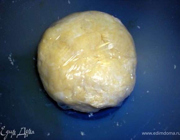 Все ингредиенты для теста смешать,замесить тесто,скатать в шар и завернув в пищевую плёнку убрать в холодильник на 30 мин.