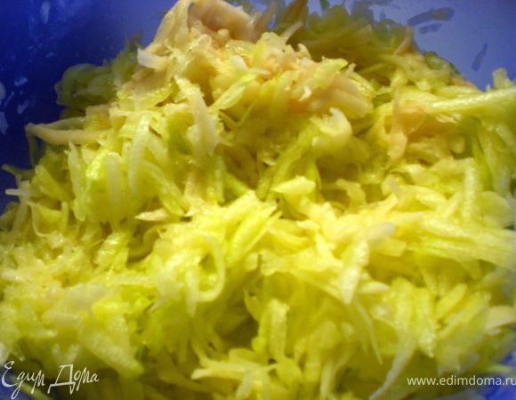 Картофель и кабачок очистить и натереть на тёрке.Посолить,отжать выделившейся сок.