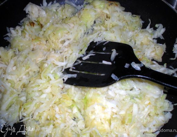 Обжарить на растит. масле до полуготовности.