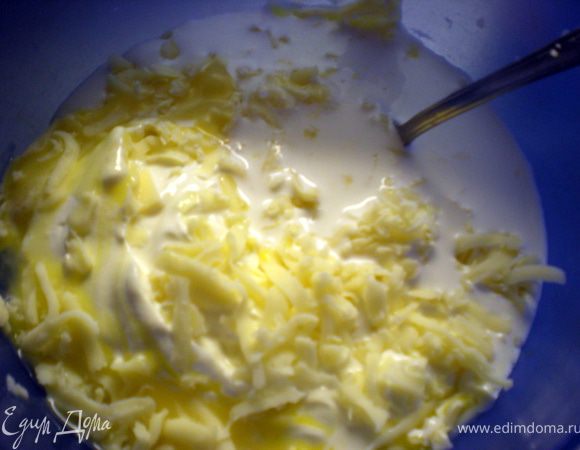 Овощи остудить и залить смесью из желтков,сливок,сметаны и тертого сыра.