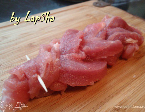 Сплести косичку и закрепить конец зубочисткой.