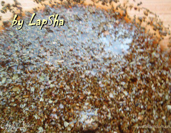 Приготовим маринад, для этого смешаем соевый соус, перец и базилик.