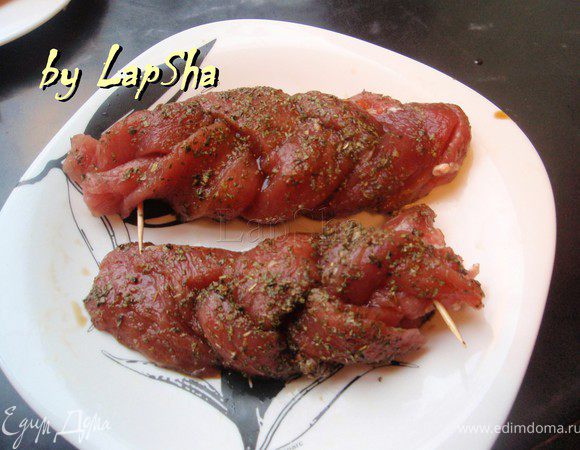 Опустим косички на 15-30 минут в маринад. Вырезка быстро маринуется.