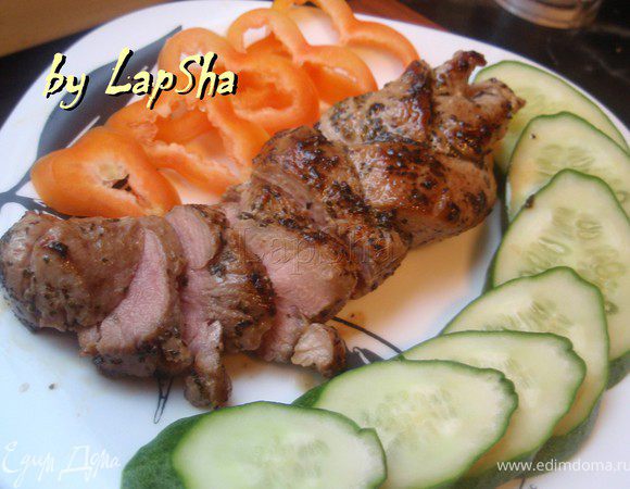 Обжарим на раскаленном масле с двух сторон до золотистой корочки. Затем накроем крышкой и потушим 10 минут на маленьком огне. Мясо можно подавать не как основное блюдо, а как оригинальную  закуску. Получается очень нежно, сочно и вкусно! Приятного аппетита!