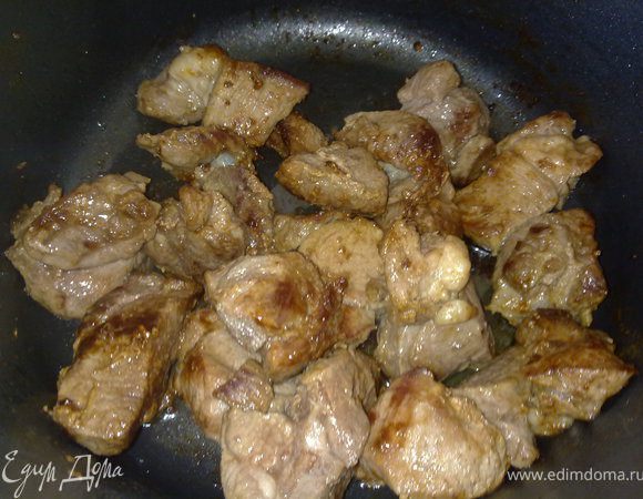 Мясо, порезанное крупными кусками, обжарить на сливочном масле в кастрюле с толстым дном и стенками до корочки (я вообще готовлю чанахи в кастрюле-казанке). Затем уменьшить огонь и дать потушиться до почти готовности мяса.