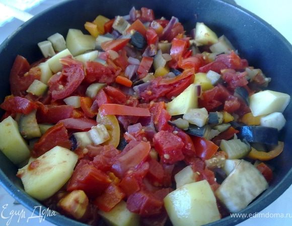 На мясо слоями выложить овощи, соля и перча каждый слой. (чеснок и зелень не выкладывать). Закрыть крышкой, довести до кипения и уменьшить огонь. Тушить до готовности овощей.