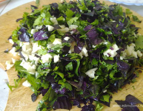 Нарубить траву и чеснок. 