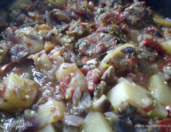 За 10 мин до готовности добавить чеснок и зелень. Аккуратно перемешать и дальше тушить под крышкой.
Подавать с горячим лавашем.