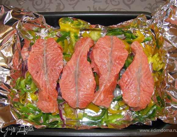 На фольгу выкладываем перец с луком , а сверху форель.