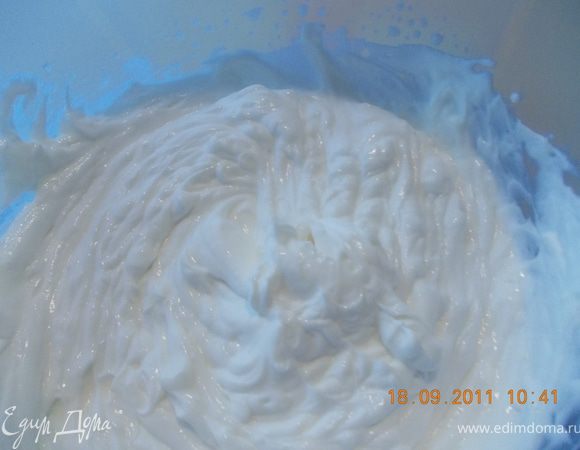 Выкладываем в миску творог и добавляем  гашёную соду, хорошо перемешать 