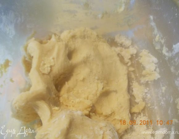 В другой ёмкости смешиваем масло и часть муки (2 стакана)