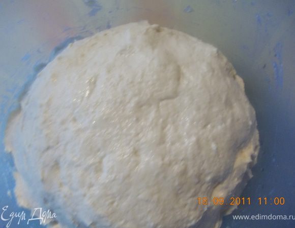 Соединяем обе смеси и вымешиваем тесто, постепенно добавляя муку, если нужно. Тесто должно быть достаточно крутым, чтобы можно было легко раскатать. Убираем тесто в холодильник на 30 минут