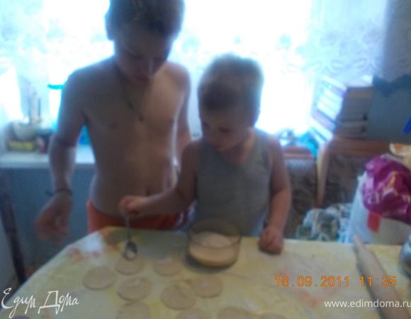 в сахар добавляем корицу. В середину каждого кружочка насыпаем сахар (0,5 - 1 ч. ложку) и сворачиваем на 4 части, пряча сахар внутрь. У меня на этом этапе появляются помощники один сахар насыпает, другой печеньки лепит!