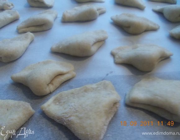 выкладываем печенюшки на противень, застеленный пергаментом, и в духовку 200 -220 гр. на 20 -30 минут. Аналогично поступаем с оставшимся в холодильнике тестом. ( Помощники, кстати, никуда не уходят, пока печеньки пекутся, поэтому какие печеньки вкуснее горячие или остывшие сказать не могу, они у меня остыть не успевают!)
Приятного чаепития!  