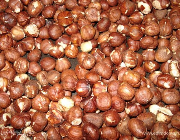 Духовку прогреть на 200°, миндаль разложить на противень и поставить в духовку на 8 минут. Когда миндаль поджарится выключить духовку и оставить его там стоять чтобы миндаль оставался тёплым.