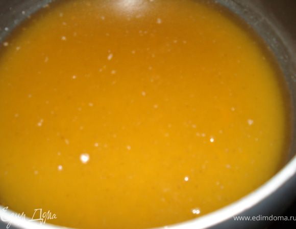 Пока миндаль жарится поставим вариться сироп, для этого мёд, сахар, глюкозу и воду смешать и довести до кипения. Как закипит засеките время, сахар должен вариться само мало 10 и само много 11 минут на сильном огне. Если у вас есть термометр для сахара, то нужно варить до 145°.
 Пока варится сироп надо хорошо взбить белки с добавлением щепотки соли.