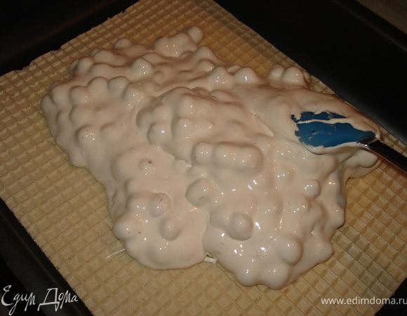 И выложить прямоугольную форму вафельными листами.
 Когда сироп сварится, то тут же снять его с плиты и тоненькой струйкой вливать во взбитые белки, постоянно взбивая миксером. Хорошо будет, если у вас будет помощь, мой муж взбивал, а я вливала сироп. Взбивать эту массу минут 10-15 , добавить ванильный аромат.
 Вмешать миндаль.
 Размазать на вафельные листы и сверху покрыть тоже вафельными листами. Сверху положить пресс и оставить стоять на ночь. 
Утром порезать на квадратики и можно лакомиться.Приятного аппетита!!!