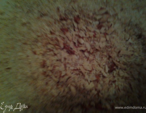 Печенье измельчить, добавить миндаль и размягченное сливочное масло. Перемешать.